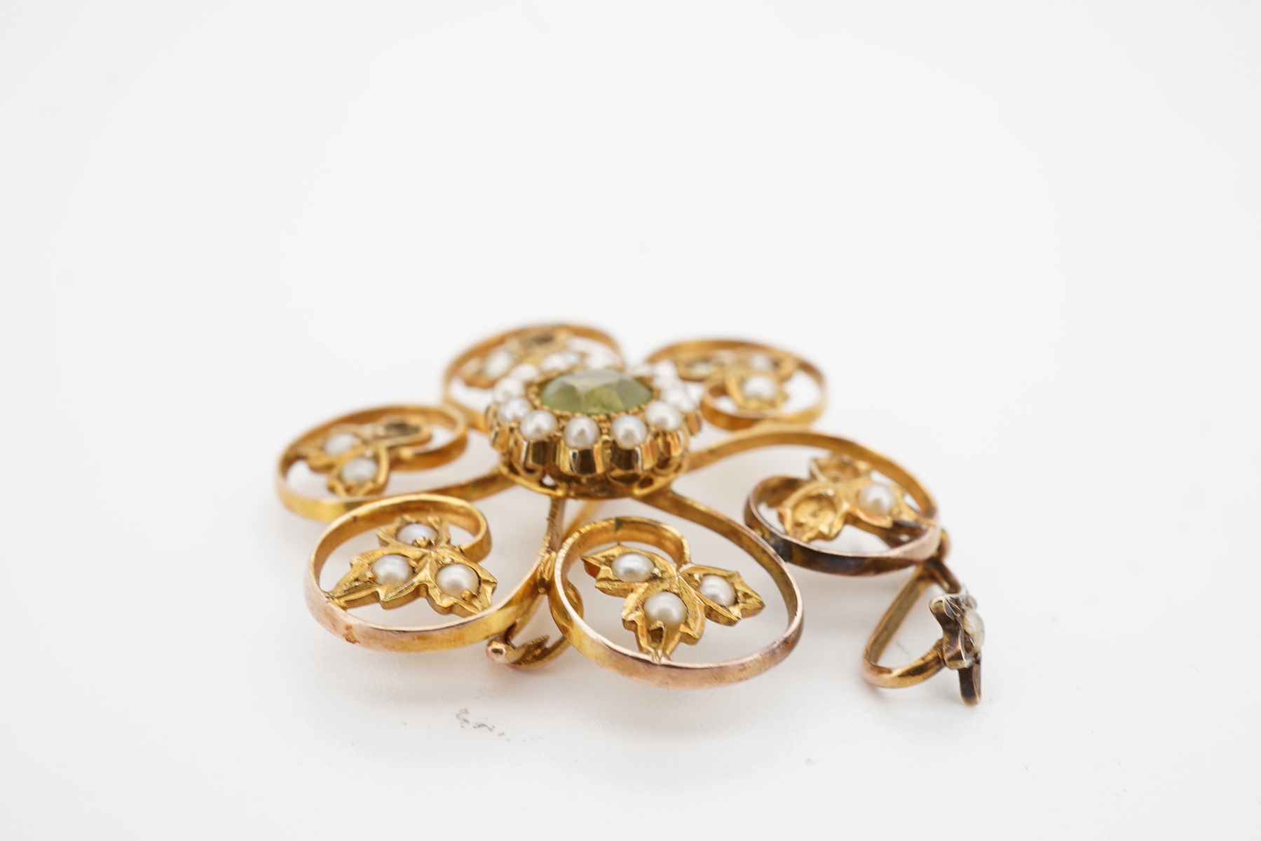 An Edwardian seed pearl and peridot pendant/brooch, early 20th century